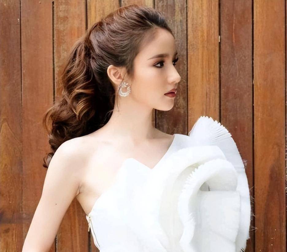 18岁变性,20岁成选美冠军,上帝发错了性别,但不影响她美_yoshi_身材