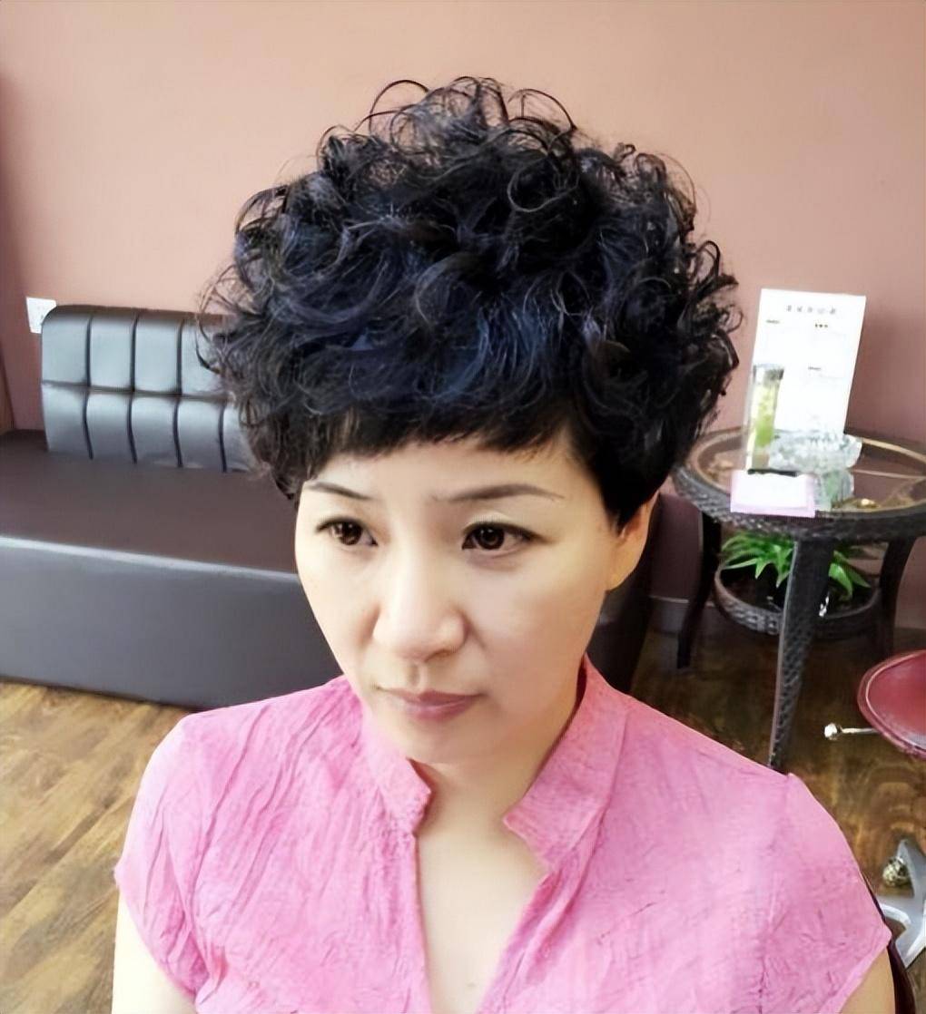 60多岁的女性不应该留"羊毛卷发"和"黑色长直发",这些减龄_头发_发型