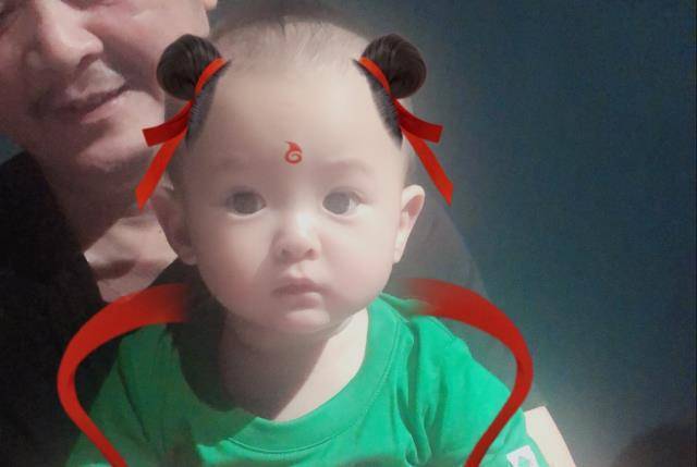 沈腾为儿子庆周岁,儿子正面照再曝光,大家关注的却是妻子王琦_家庭_一