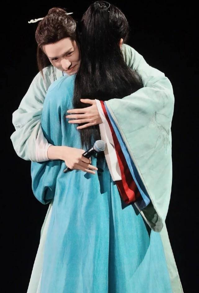 龚俊大学毕业照曝光,颜值在线阳光帅气,但因性格太憨校草落选_开心