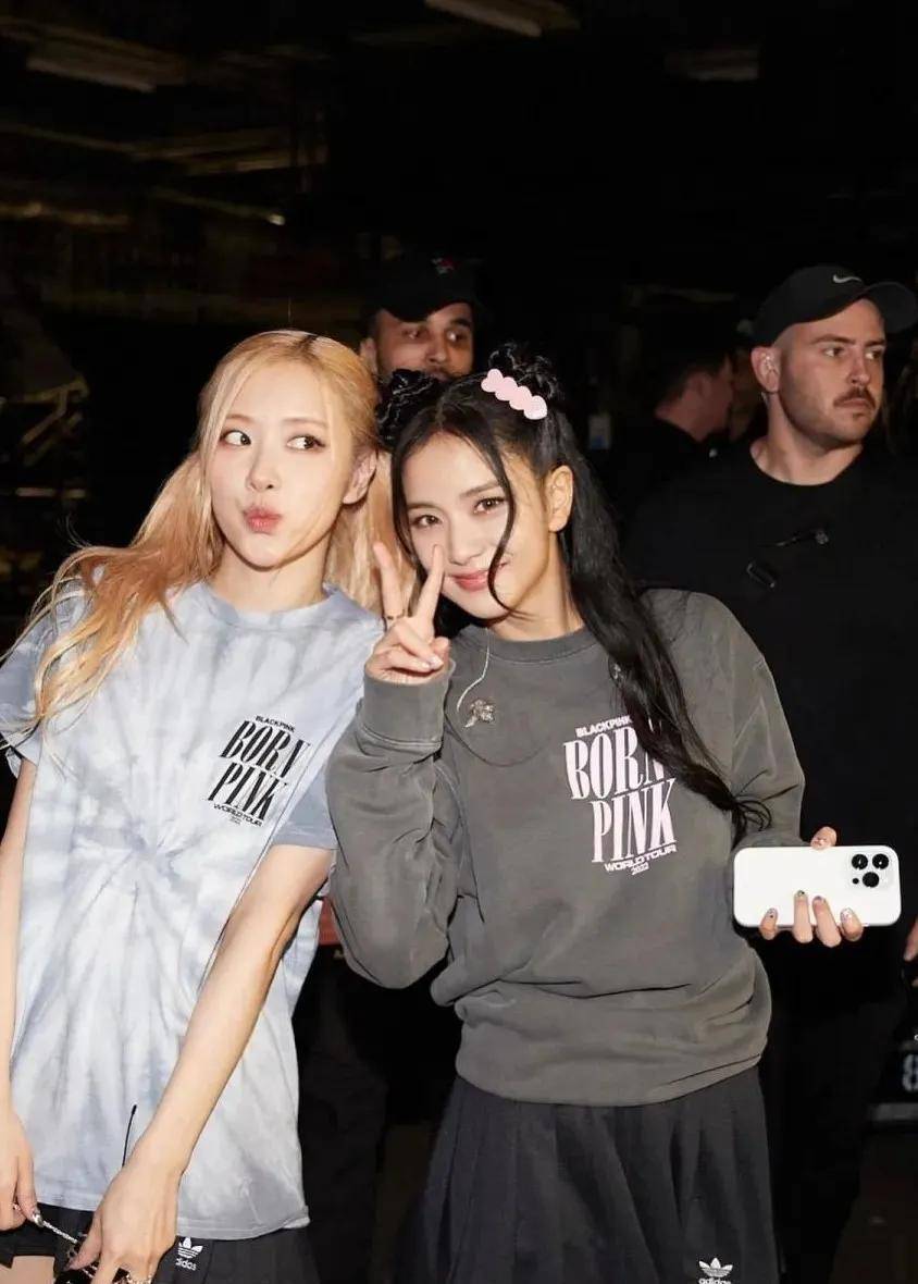 国外顶流女团blackpink成员,纷纷晒出国外巡演时尚自拍_jennie_亚洲