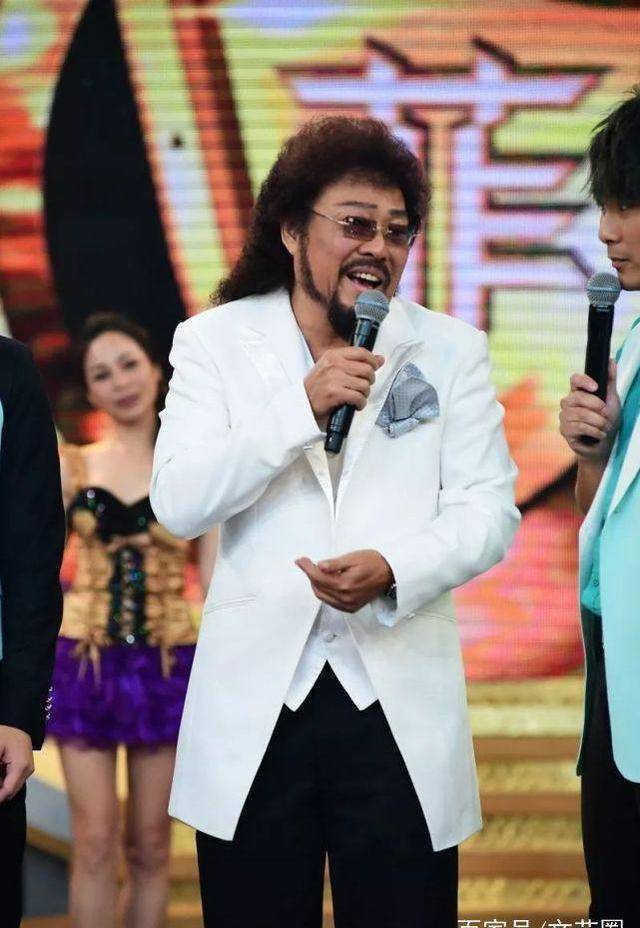 原来张菲在张少怀新加坡读书期间,因为不知道新加坡不允许私自带烟