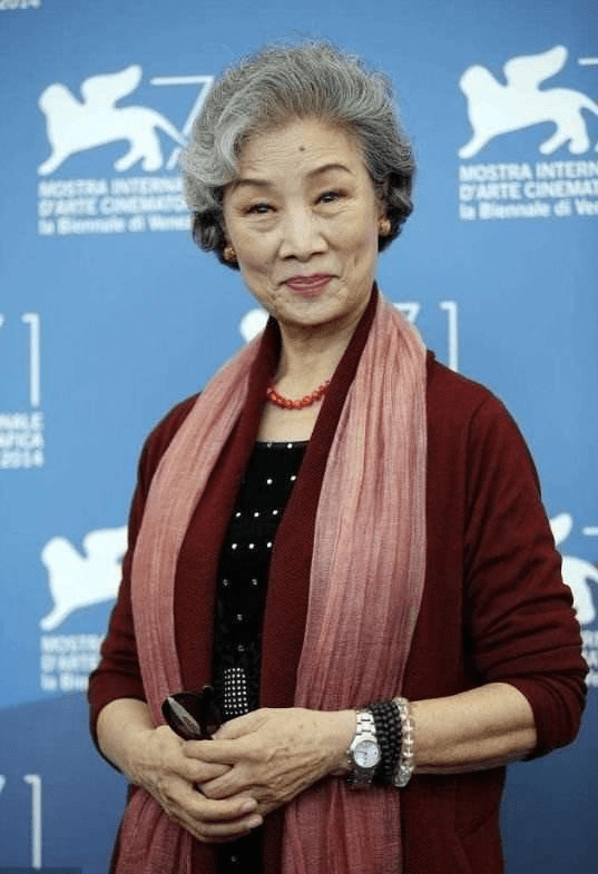 吕中打扮,我悟了:穿裙不搭运动鞋,头发微卷,优雅到老_时尚_年龄_黑色