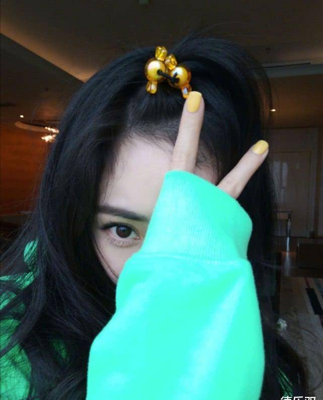 杨幂做过的美甲,墨绿枣红不算啥,看到最后一个,宛如换手!