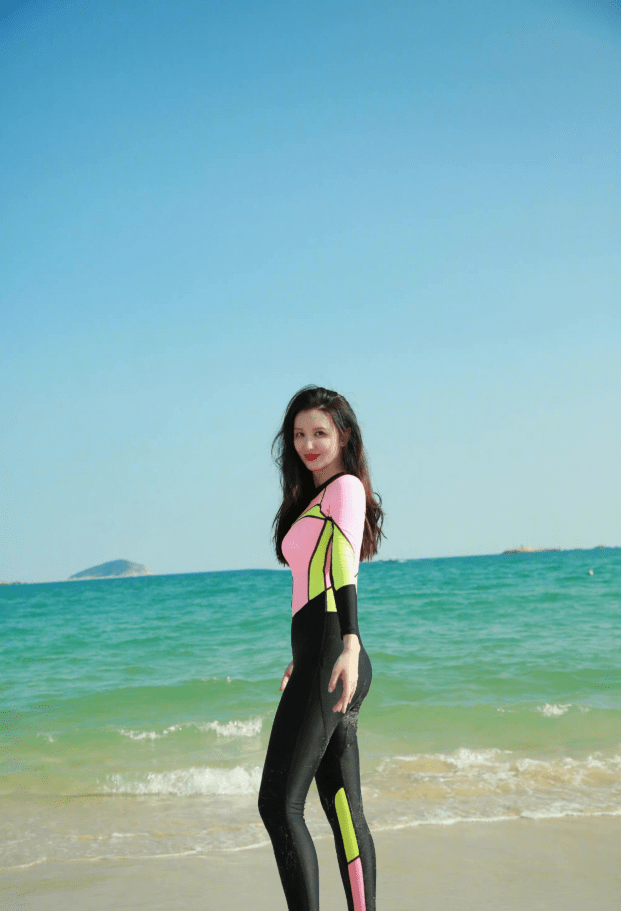 张萌晒泳衣照为自己庆生,大秀完美身材,直言:女人四十一枝花!