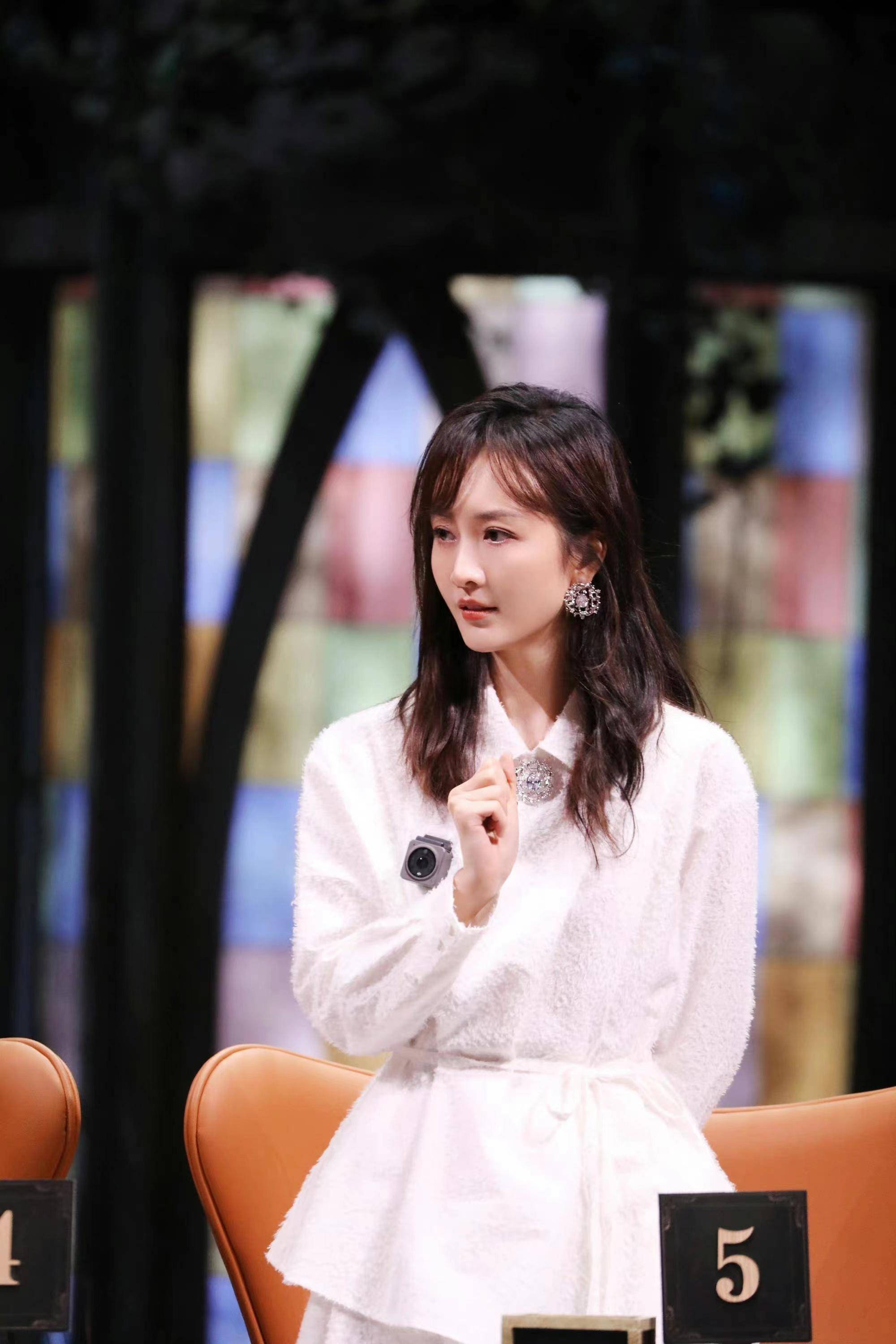 王鸥真的很会穿《大侦探8》,她一袭白色连衣裙,清新淡雅,彰显个性!