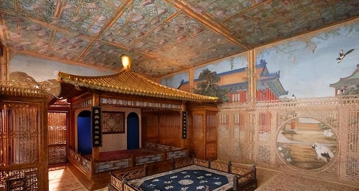 然后被选中的宫妃就会洗个澡,钻进被子里卷起来被太监送到皇帝的寝宫