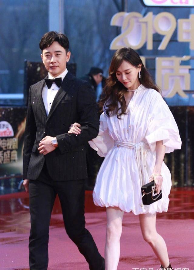 唐嫣罗晋挽手合体走红毯,婚后发福也挡不住气质,夫唱妇随格外甜_晋嫣