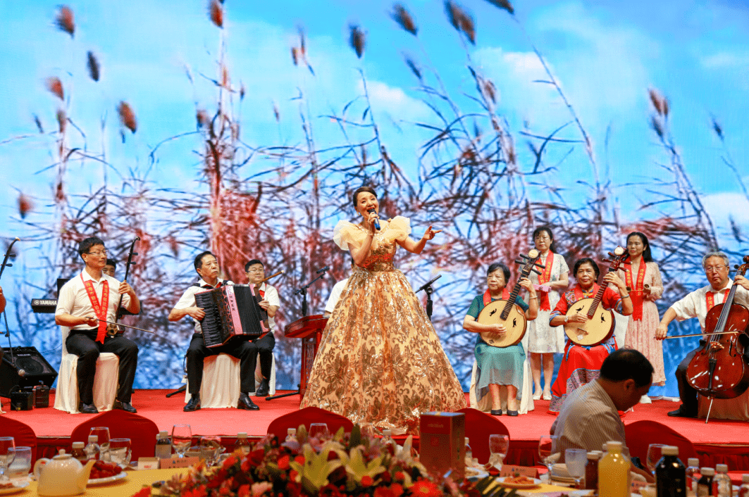 新海利乐团陈楚标,黄莹珠演唱的潮剧《京城会》带来浓郁的潮州文化