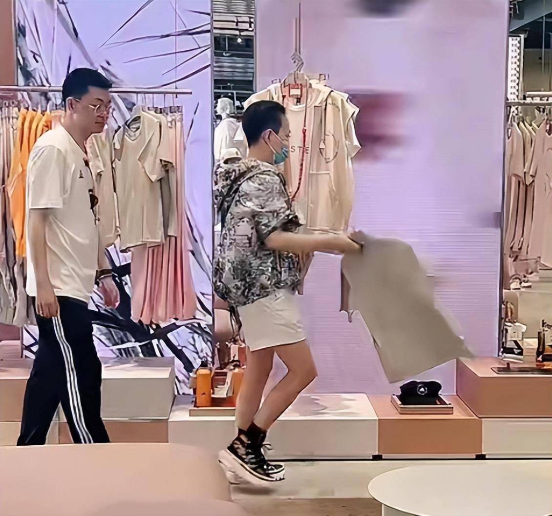 宋丹丹穿4万外套逛三里屯,获店员拥簇排场大,穿短裤腿细如竹竿_生活