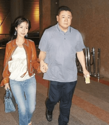 富豪刘銮雄前女友罕见晒儿女,母女同框似姐妹,曾获得16亿分手费