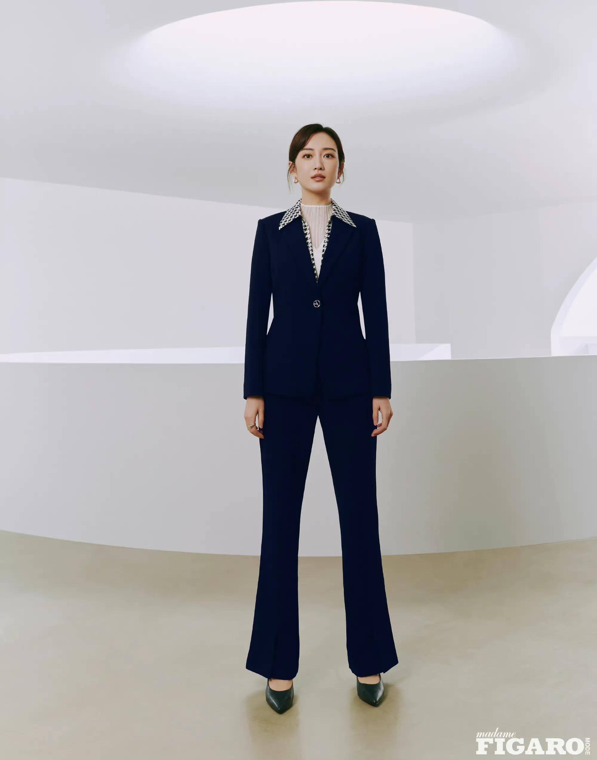 今年幸运红裙王鸥身穿深v形抹身材裙,优雅高贵时尚迷人_衣裙_显得