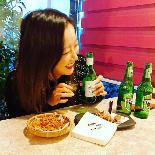 罕见饮酒照曝光,优雅中自带仙气,举杯邀酒姿势豪迈_女神_美人_真让人