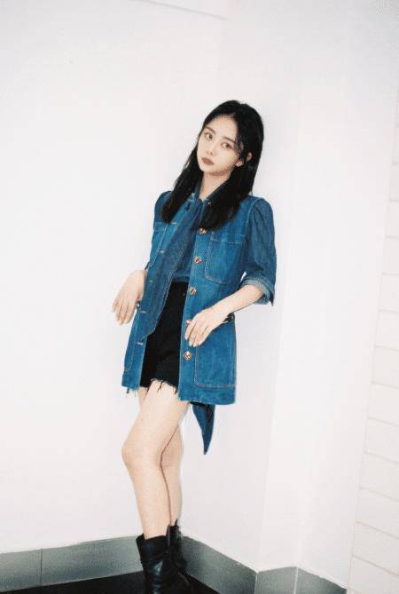 谭松韵直角肩也太绝了,花瓣礼服露出肩,美到粉丝认不出_造型_显得