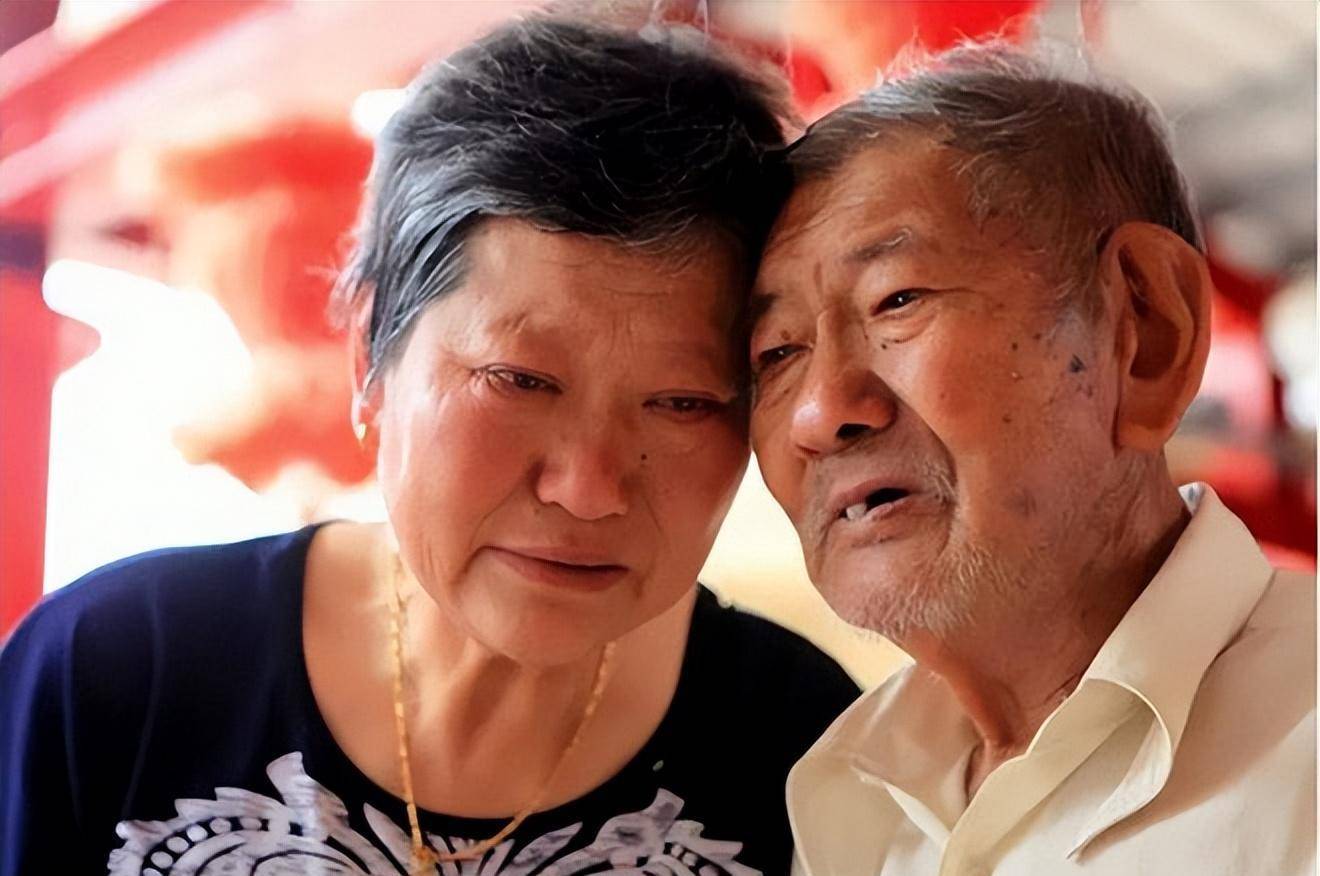 总算等父亲平复下来,王秀兰才慢慢将两块现大洋放到父亲眼前,痛哭道