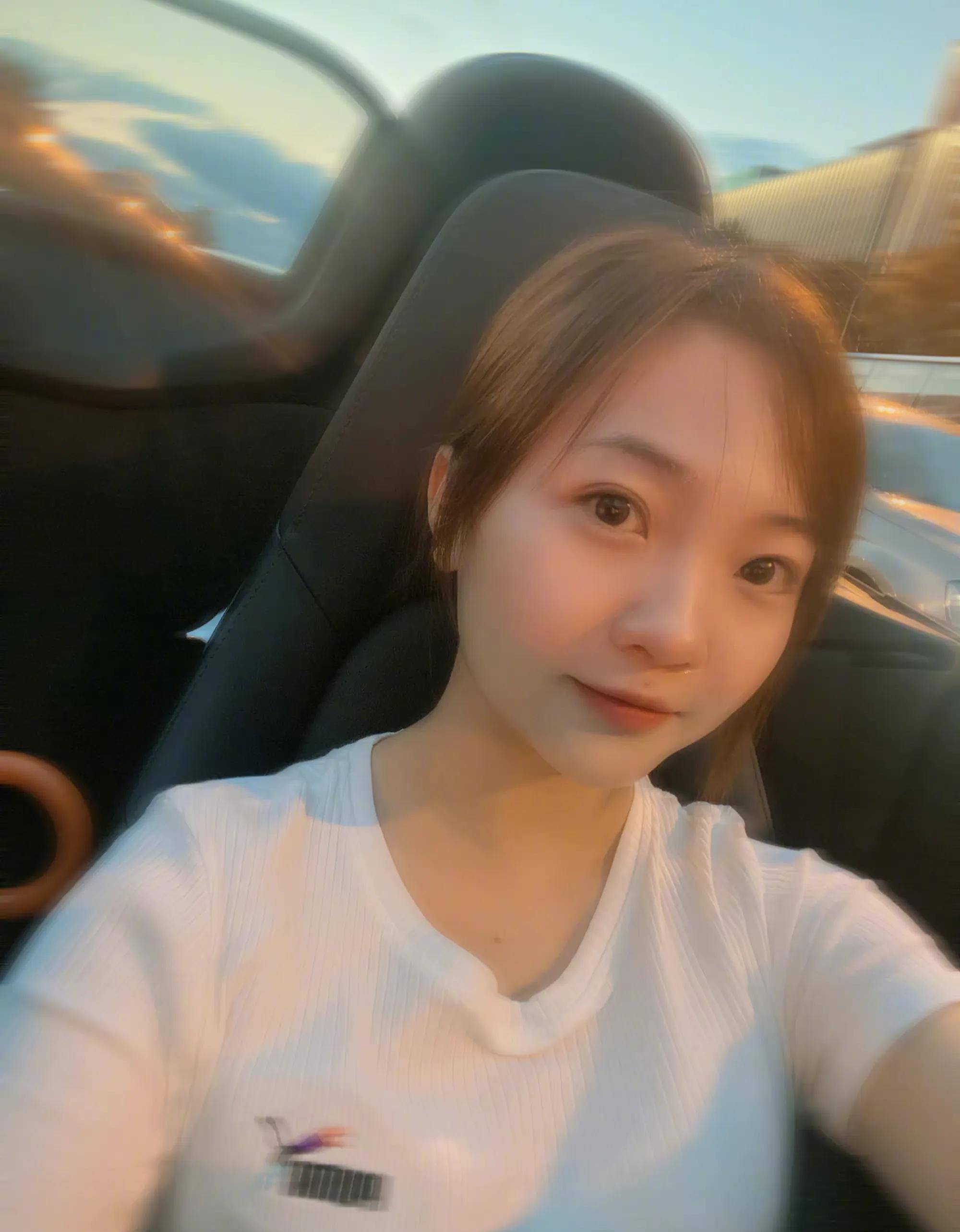 被吐槽长残奥运女孩林妙可改变穿衣风格,土气女孩逆袭甜美系少女