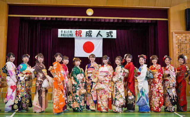 原创            同样20岁成人礼，日本年轻人庆祝场面温馨，韩国却情侣宾馆爆满！-日本人的成人礼是什么