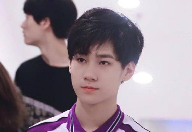 想必当时在拍摄毕业照的时候,张真源也是帮学校拍摄了一部分的纪录片