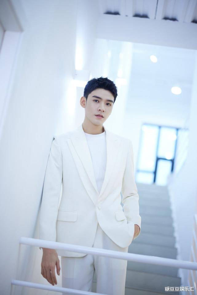 龚俊粉丝过千万,网友喊话龚俊发腹肌照,工作室:别急,在准备着_评论