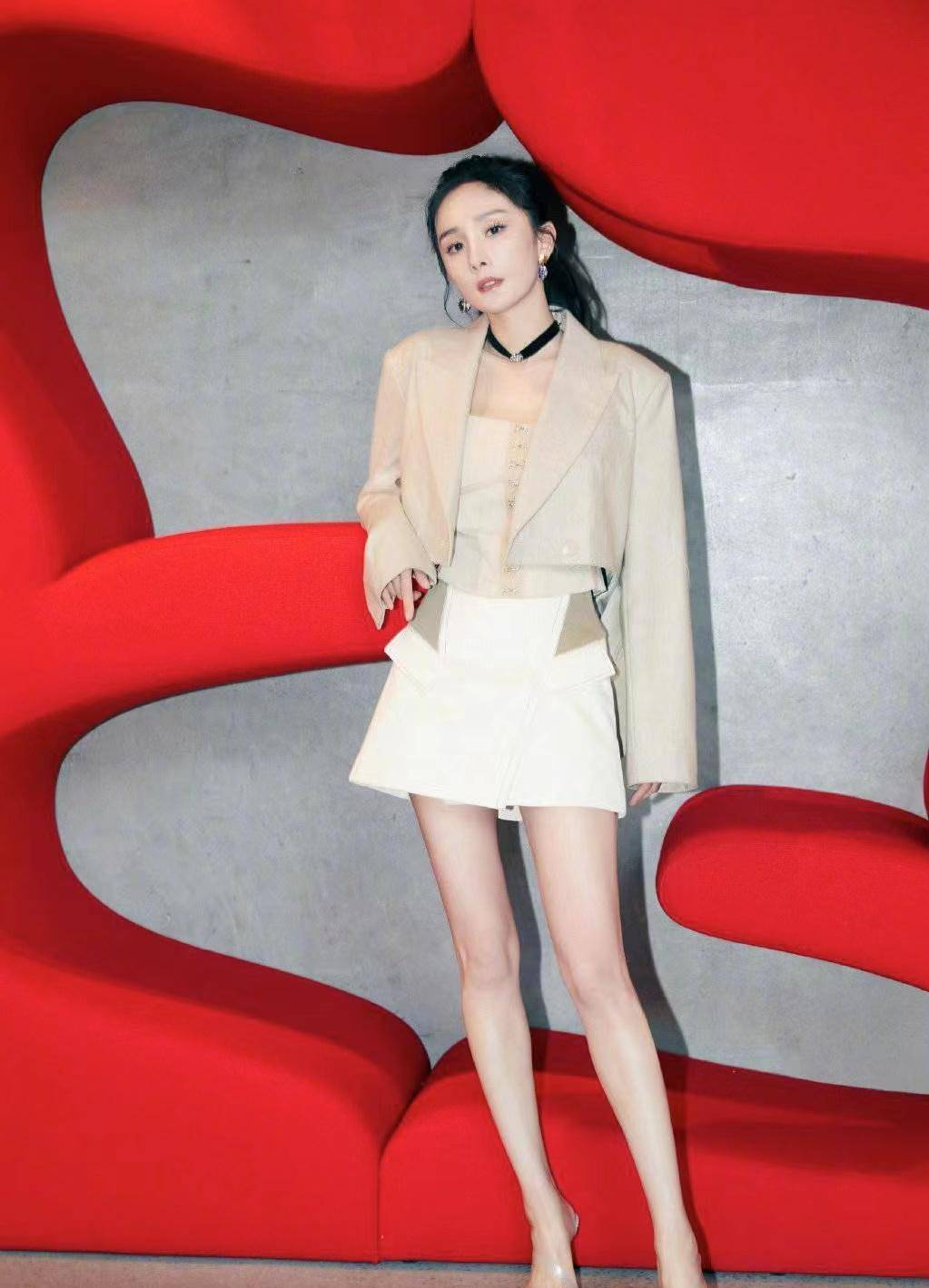 姐姐的大长腿真是绝了,简单的西装裙就能穿出优雅时尚女人味的身材