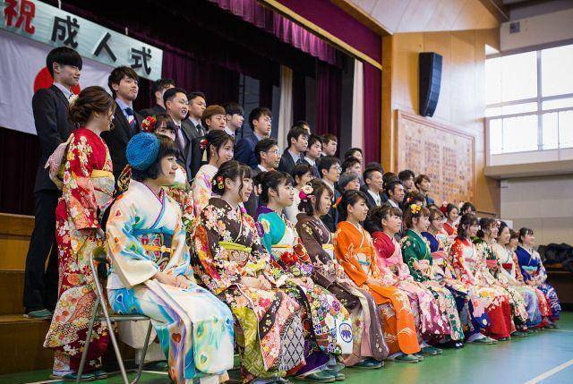 原创            同样20岁成人礼，日本年轻人庆祝场面温馨，韩国却情侣宾馆爆满！-日本人的成人礼是什么