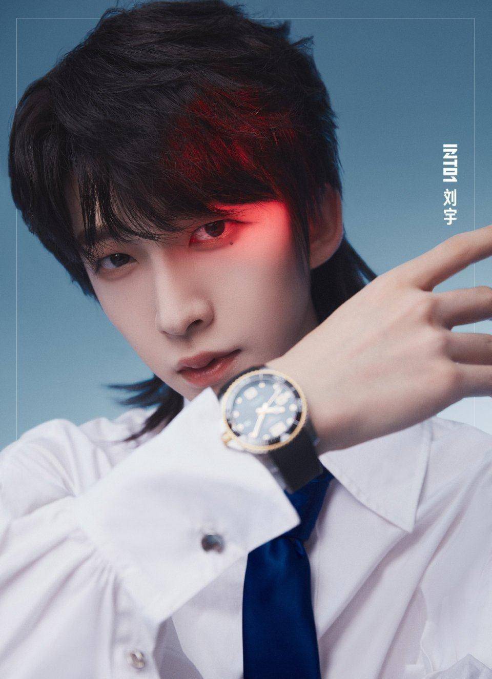 into1最新官博帅照太养眼粉丝好幸福._少年_西装_官博太