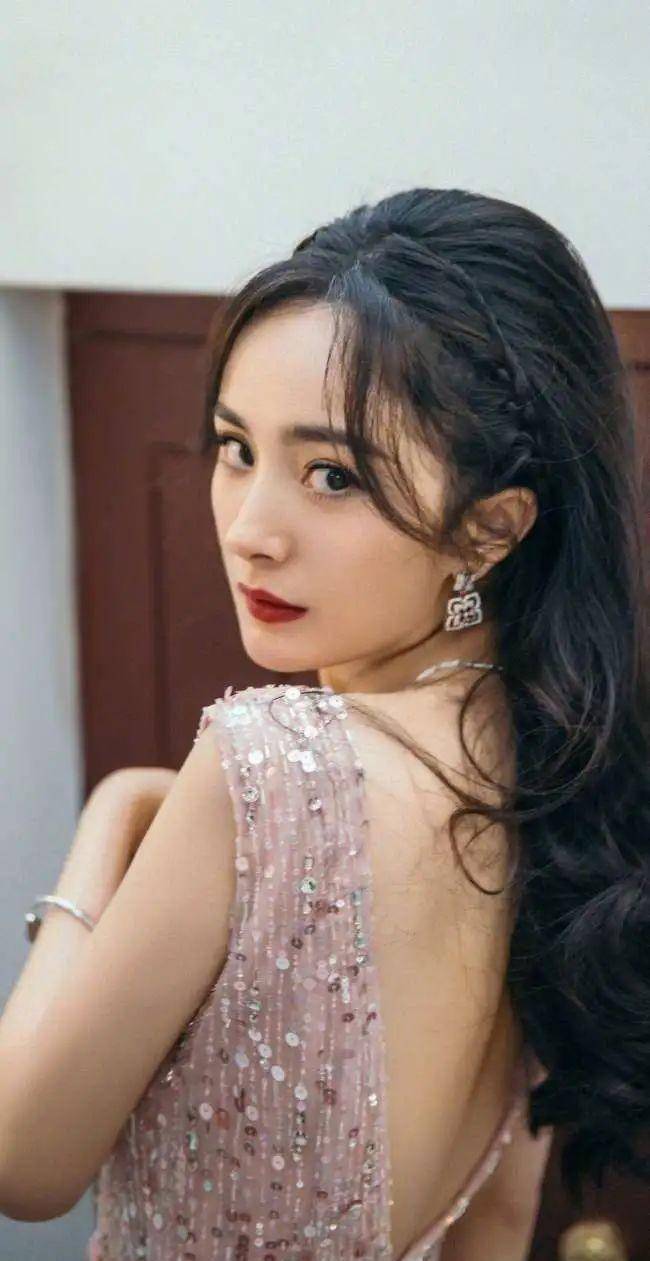 姐姐不低头不挤身材,也有一条沟,淋漓尽致诠释了"小树挂大果"_设计