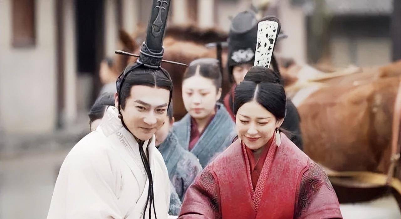 经过快速审理,嫪毐被判车裂之刑,并且灭了嫪毐的三族.