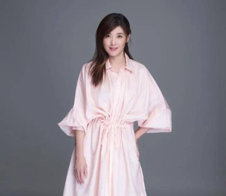 52岁苏慧伦近况曝光,一脸冻龄身材完美,状态超好令人羡慕_网友_痕迹