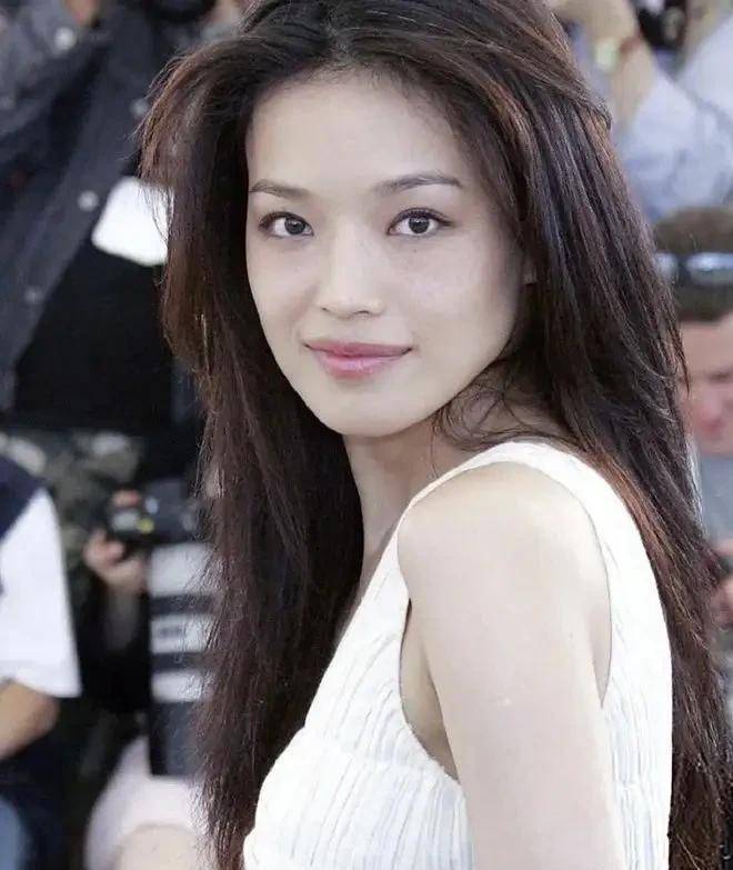 最后再来看一看年轻时的舒淇,又是和现在不一样的感觉.