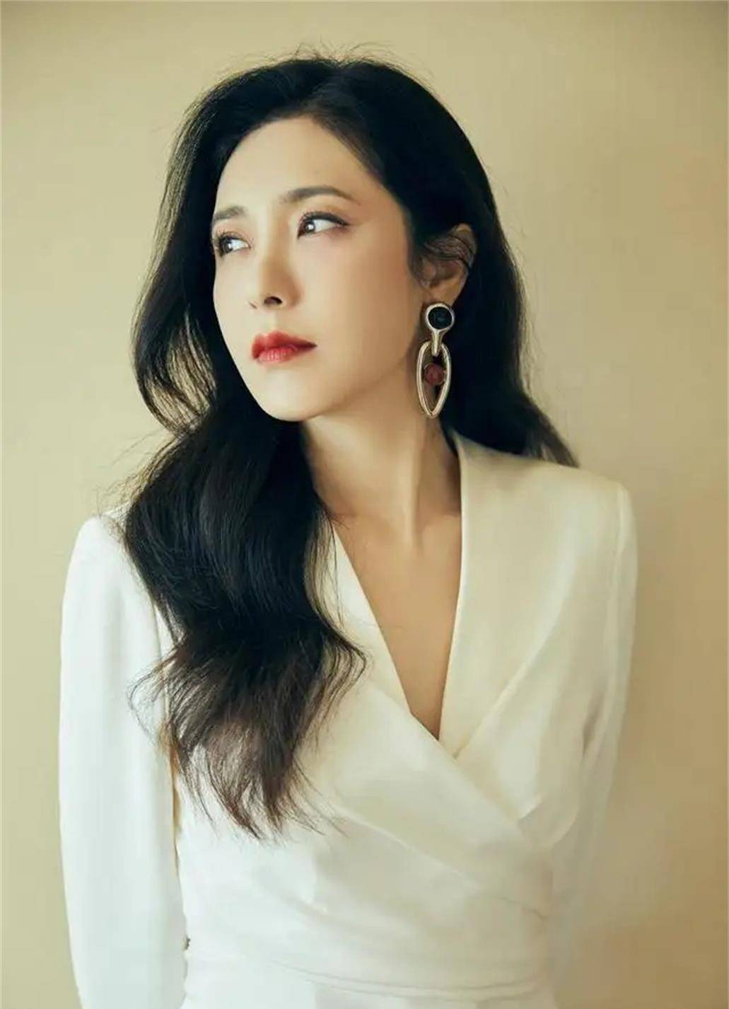 演艺圈演员曾黎美照相片图集,成长经历简述_网络_侵权_参考