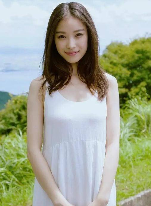 盘点"侧颜杀"的13位女星,个个甜到糖分超标,美到心坎里了_李沁_倪妮