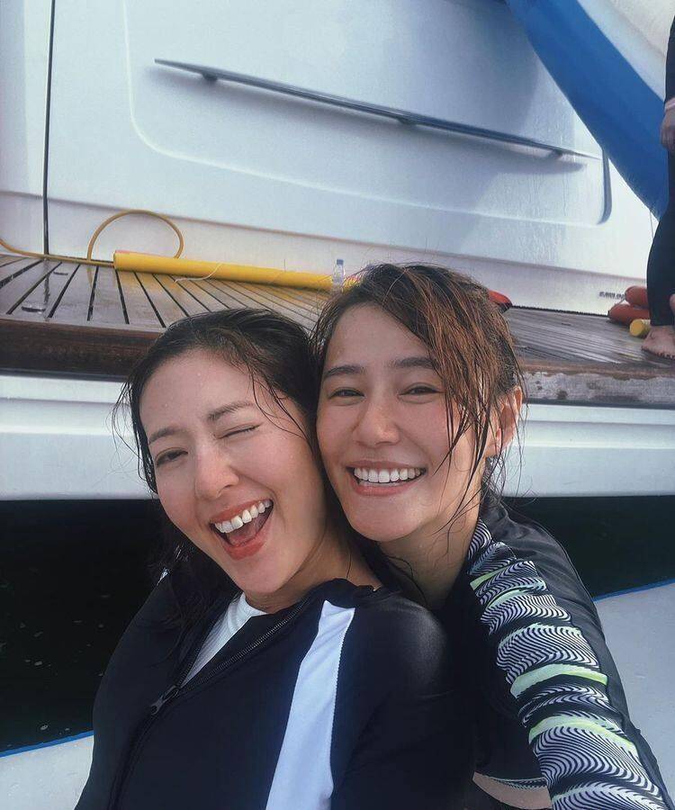 早前tvb女星黄翠如与闺密唐诗咏出海畅玩,意外令唐诗咏的白色时尚照