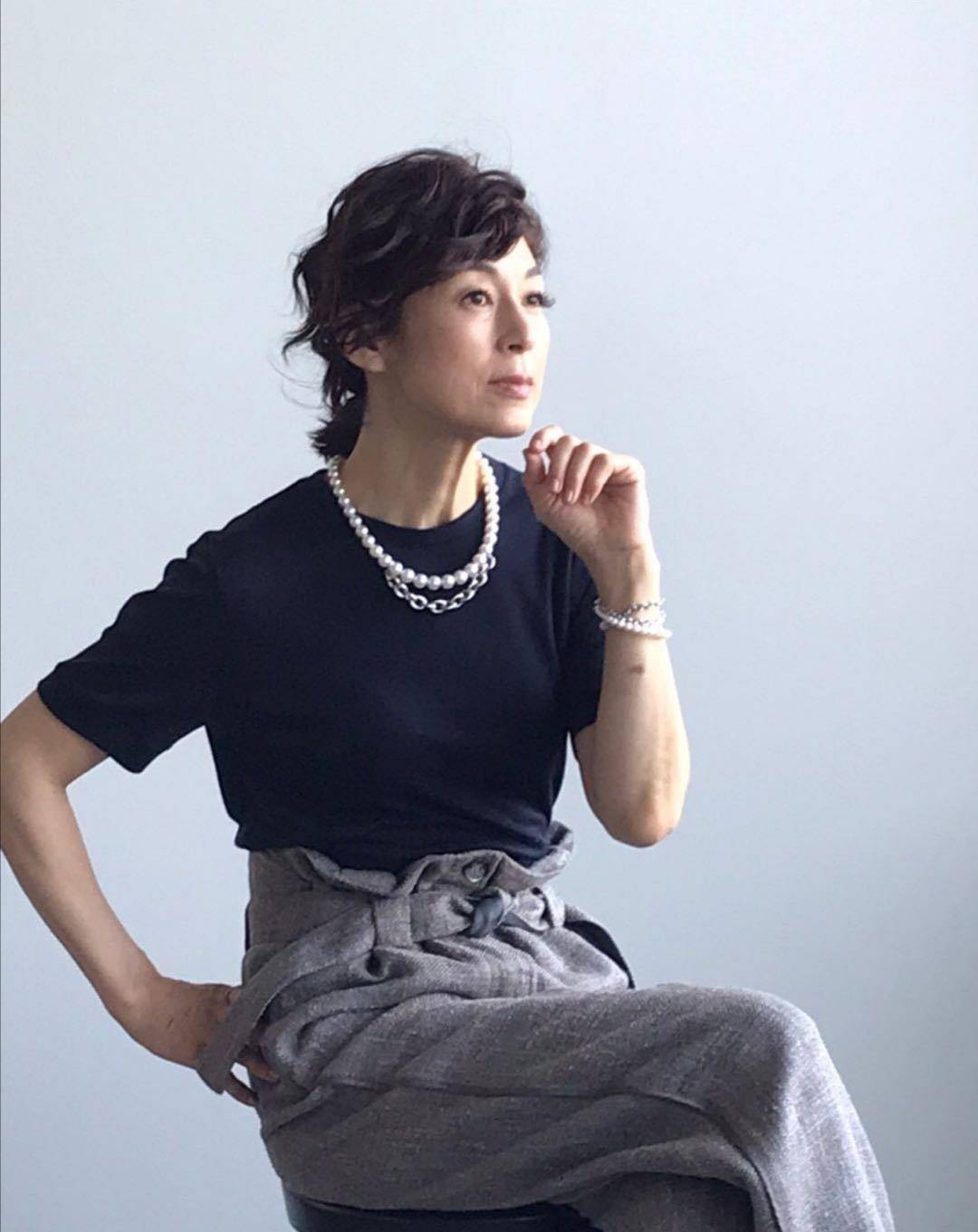 五十岁的减龄穿搭,铃木保奈美的时尚搭配学一下,年过半百也迷人_颜色