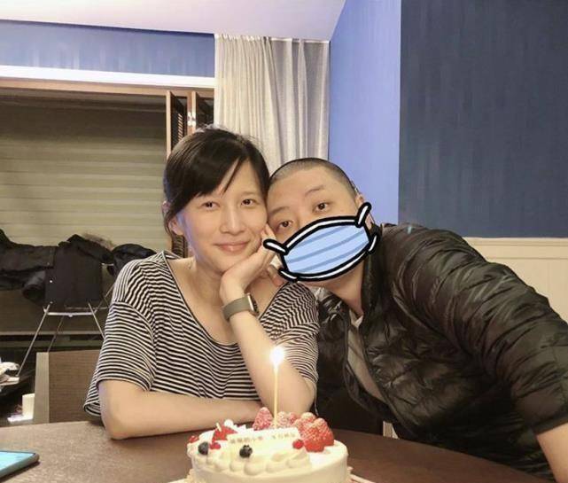 papi酱和老公合影庆祝生日,小脸圆圆有孕,老胡的眉毛抢镜_因为_蛋糕