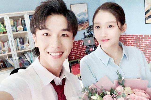 《我是班主任》开播,关晓彤王俊凯虽相差两岁,角色却是天差地别_老莫