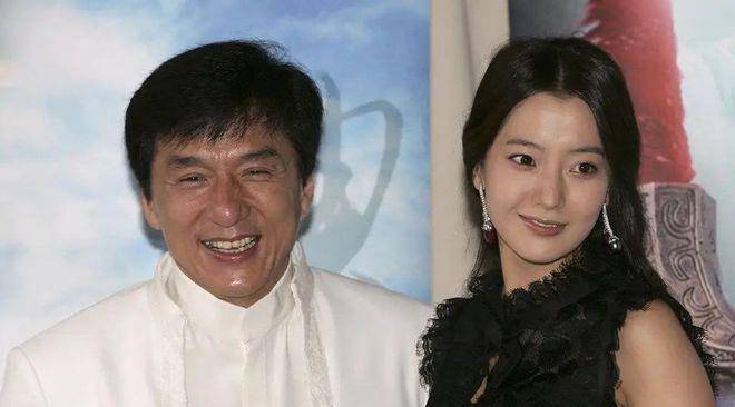 金喜善爆料:成龙大哥太节俭,一张湿巾都撕破不能用了还不舍得扔_成龙