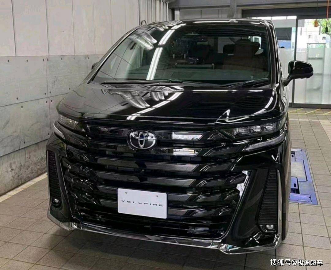 新丰田威尔法海外亮相,黑色涂装更犀利,混动引擎,车