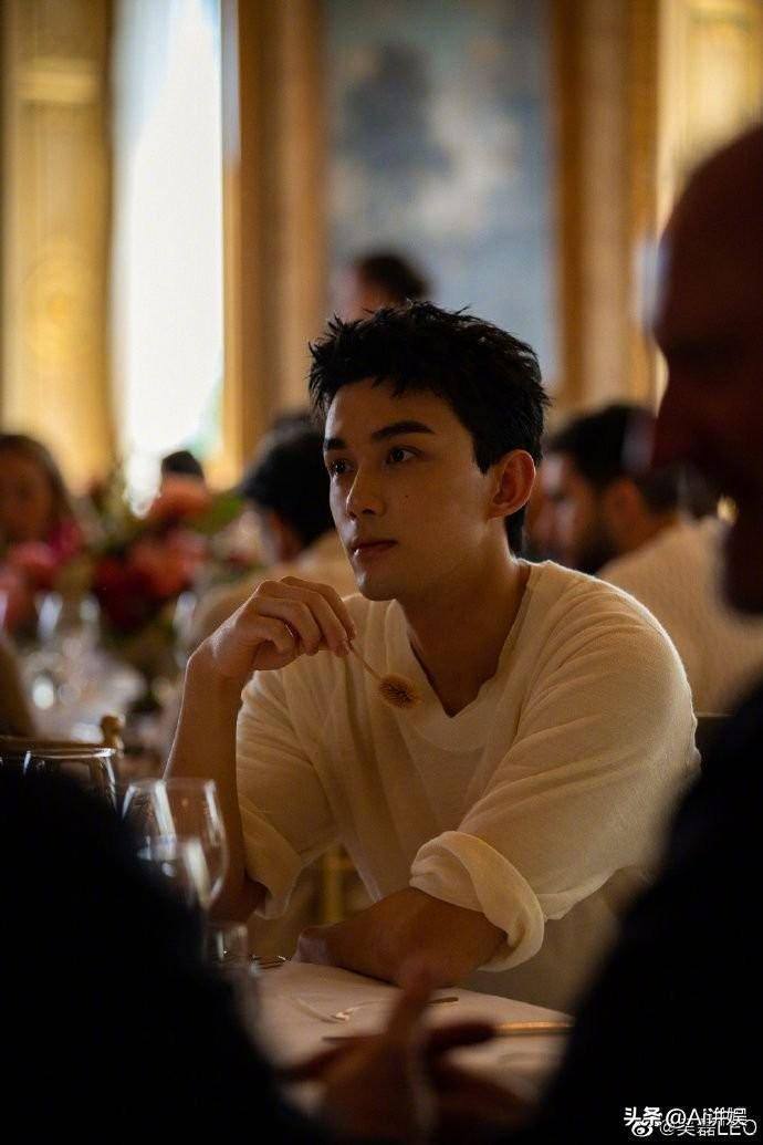 吴磊晒看秀造型,身穿亚麻色系的衣服,搭配墨镜,尽显慵懒贵气_风格