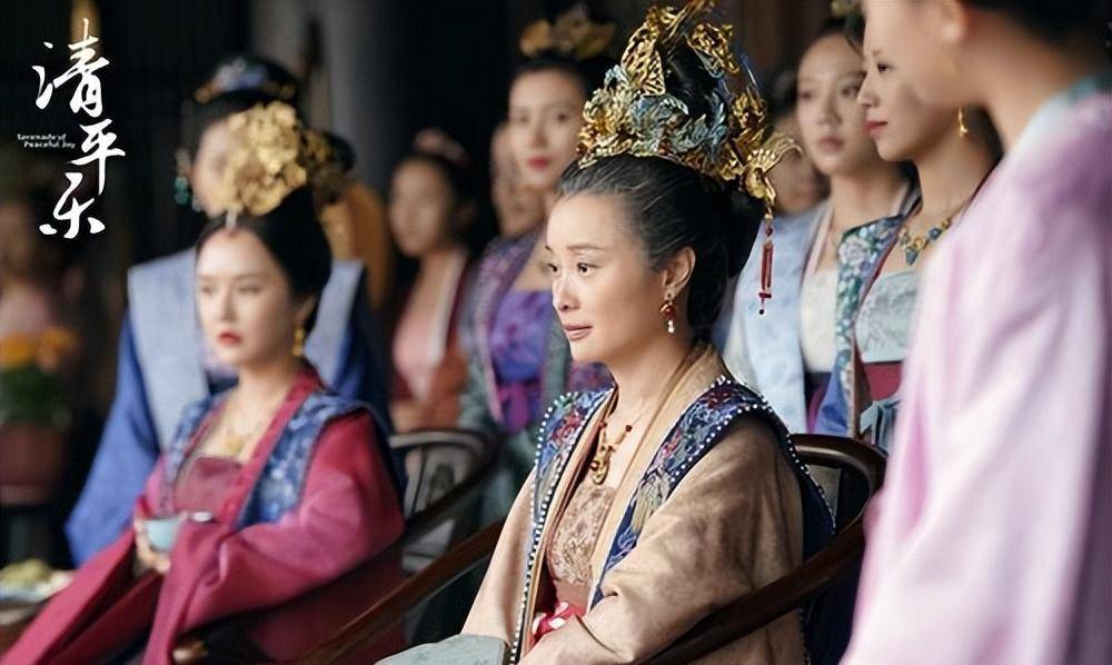 宋朝太后刘娥,遗愿穿皇袍"膈应"宋仁宗,把控朝政11年不称帝_衮服