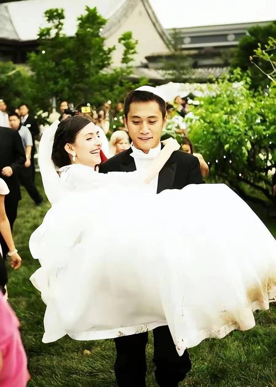 刘烨法国妻子近况:43岁很像50多岁大妈,大理逛市场