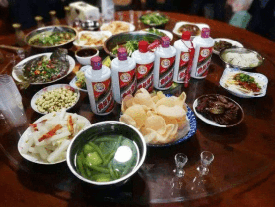 所以每次招待客人时,除了一桌子丰盛的菜品,一款好酒也是少不了的.