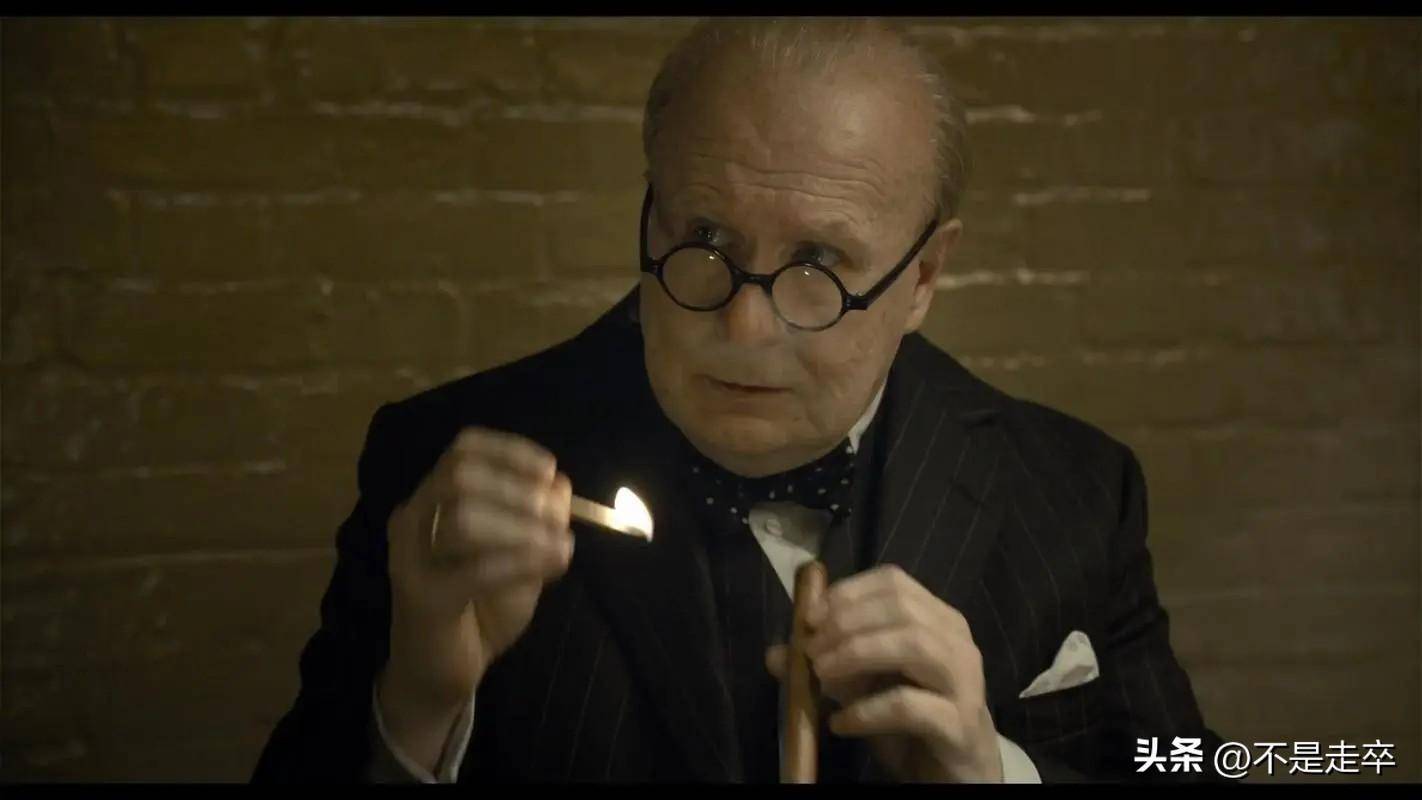 《至暗时刻》：丘吉尔领导力与历史再现的探索_影片_英国_决策