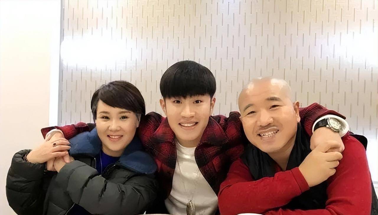 刘能儿子大婚,八抬大轿,百米红毯,网友却为亲妈还是后妈上台吵起来了