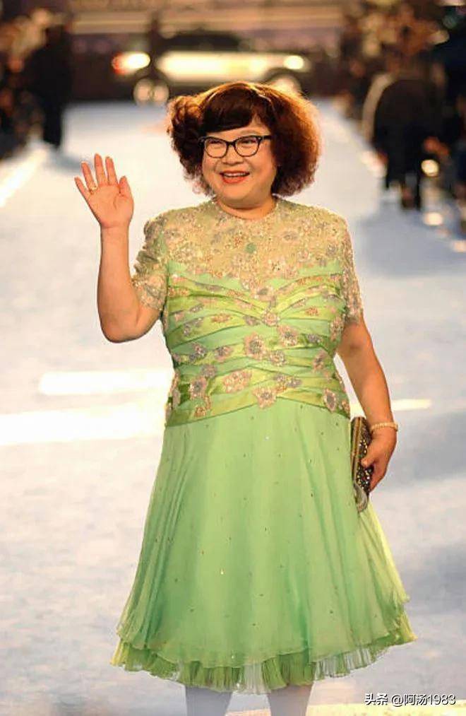 她是香港娱乐圈的大姐大,一生痴爱一人却遭遇分手,62岁结局离场_秋仔