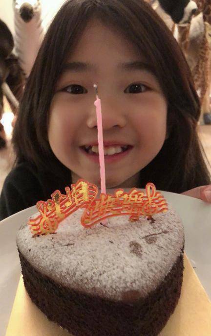 曹格女儿不知不觉快将11岁,遗传妈妈的优良基因,拥有长直美腿_grace