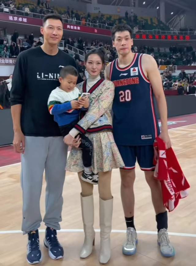 任骏飞妻子王圣在过年也是和闺蜜们一起在徐杰家看烟花,非常开心.