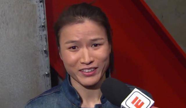 张伟丽轻松赢下赛前对视环节!_乔安娜_挑衅_shutup