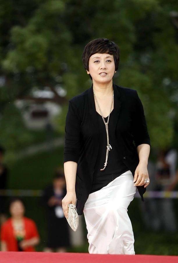 65岁邓婕才是真正优雅的老去,打扮随性简约,气质却知性又大方_组合