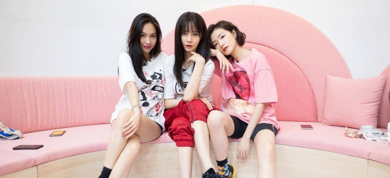 在这期节目中,万茜与沈梦辰,王菲菲组成一组,三人关系非常好.